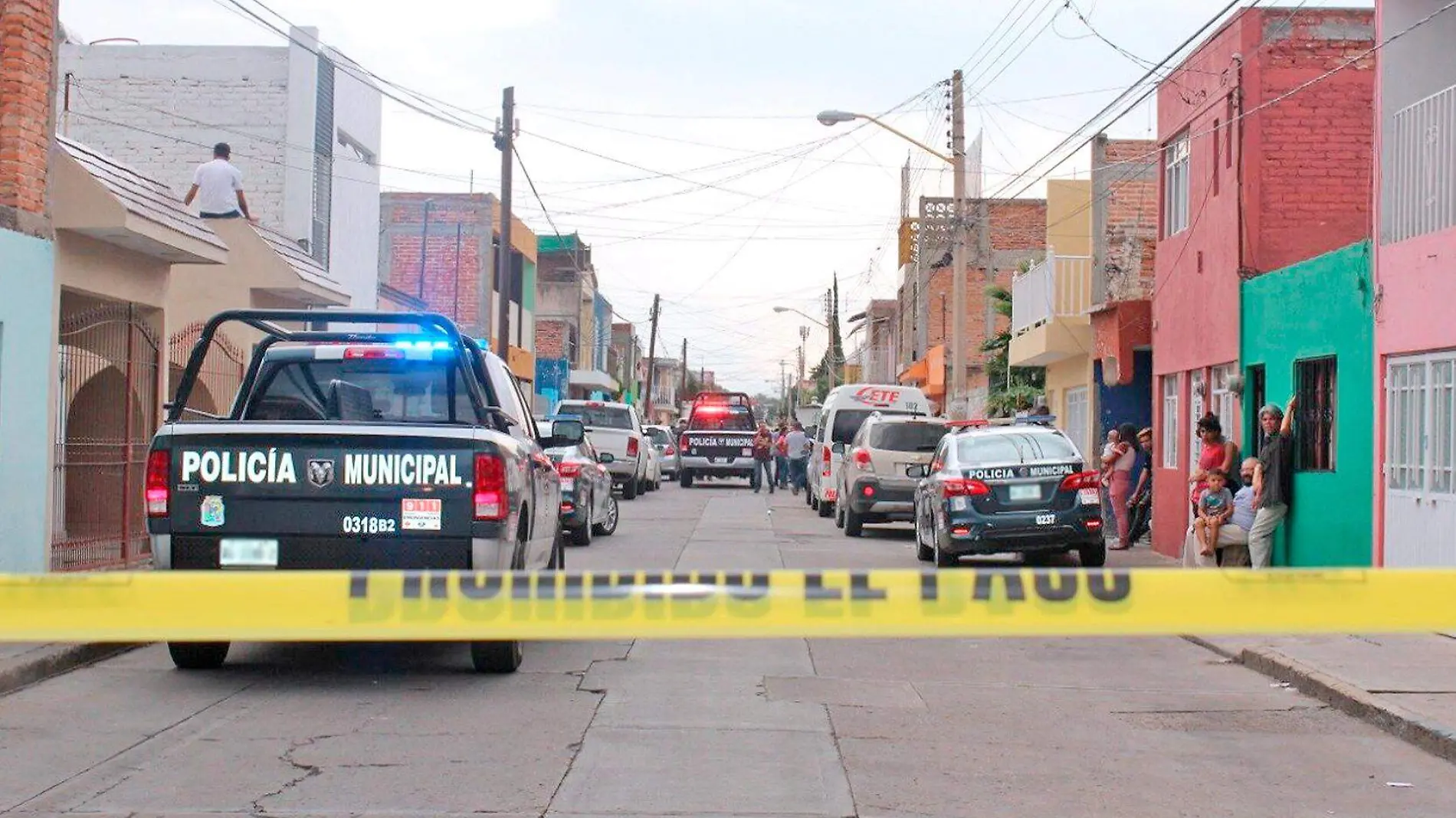 policia en escena de crimen